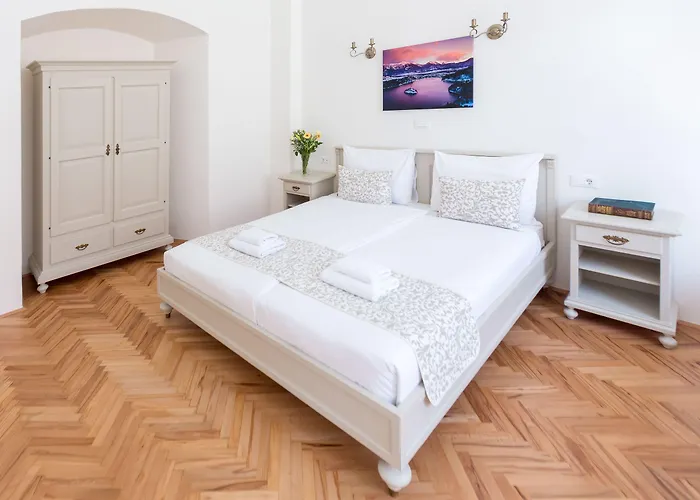 Barbo Palace And Lägenhet